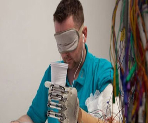   مصر اليوم - ابتكار يد إلكترونية تستطيع الإحساس بملمس الأشياء